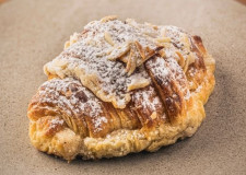 Mandel Croissant